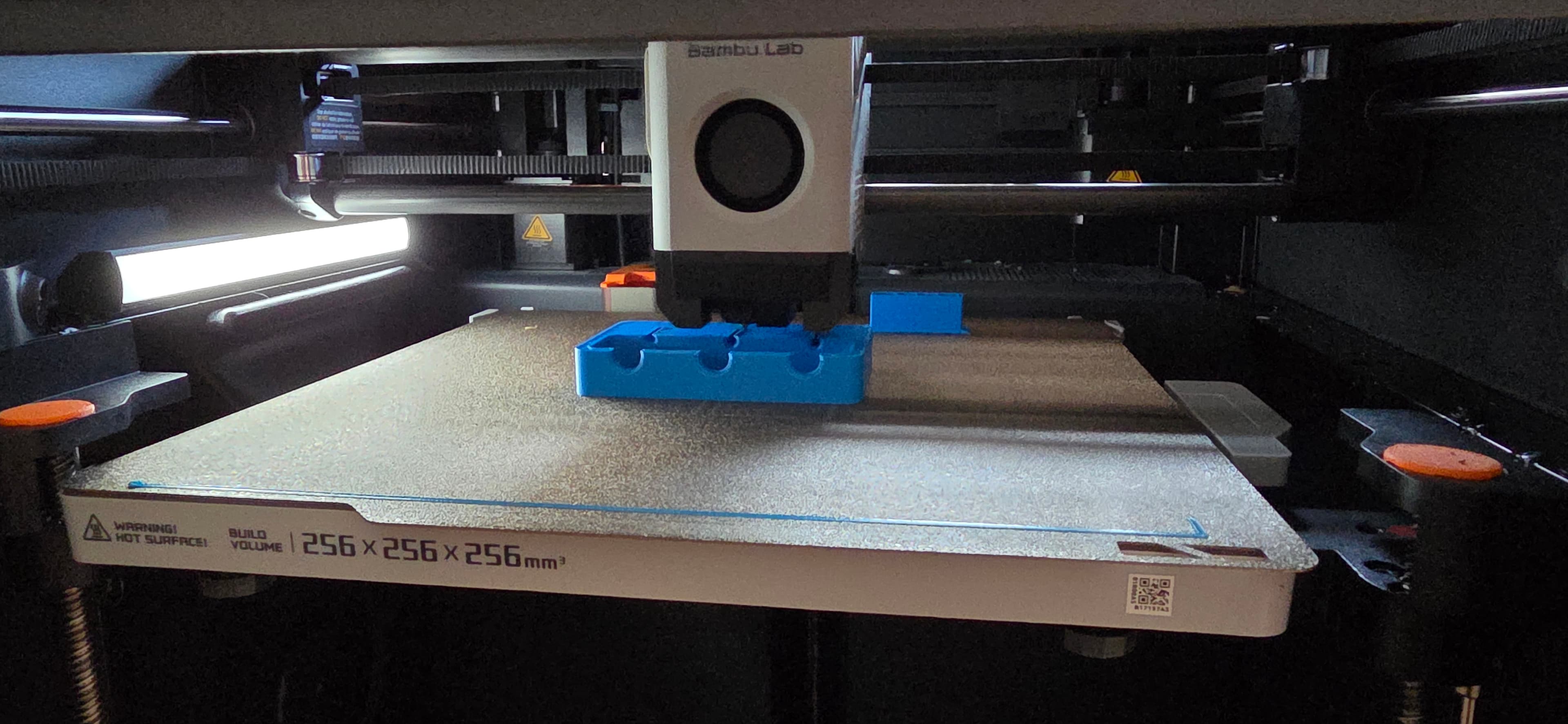 3D-Drucker fertigt ein individuelles Kunststoffteil